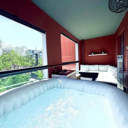 Sauna & Outdoor Hot Tub, 6 People, Parking, Ac, 2br