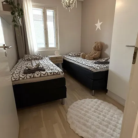 Sauna & Outdoor Hot Tub, 6 People, Parking, Ac, 2br Lejlighed *