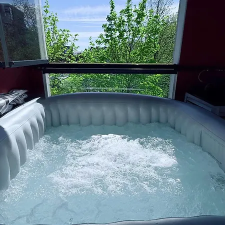 Sauna & Outdoor Hot Tub, 6 People, Parking, Ac, 2br
