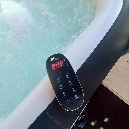Sauna & Outdoor Hot Tub, 6 People, Parking, Ac, 2br Lejlighed